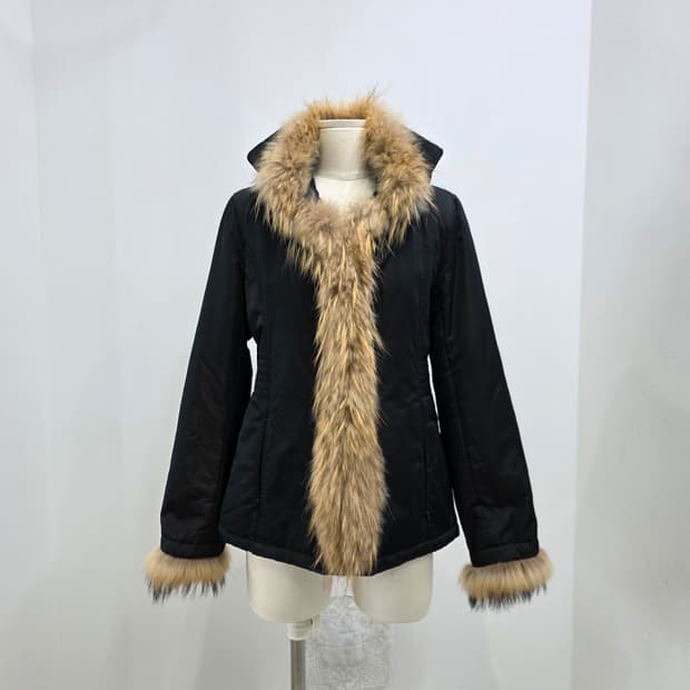 Mon 블랙 실크 라쿤 퍼 트리밍 하이넥 패딩자켓