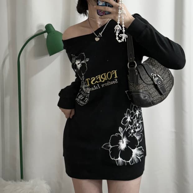 블랙 키치 레터링 오프숄더 맨투맨 원피스
