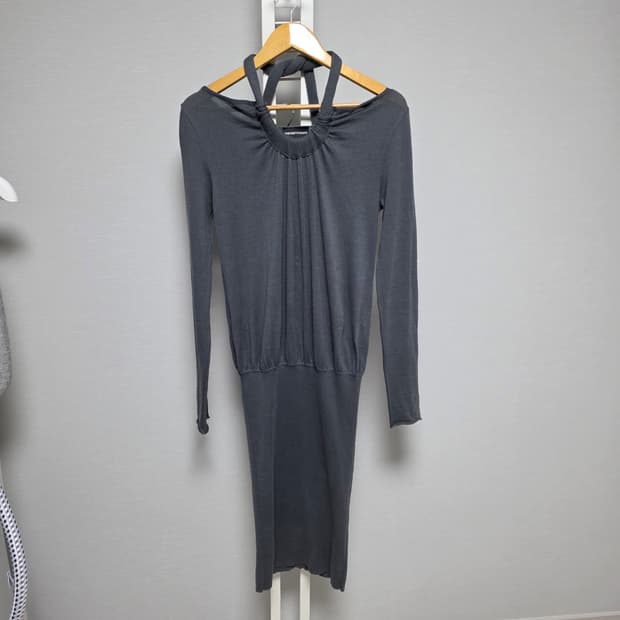 엠포리오 알마니 그레이 색상  홀더넥 긴팔 원피스 그레이