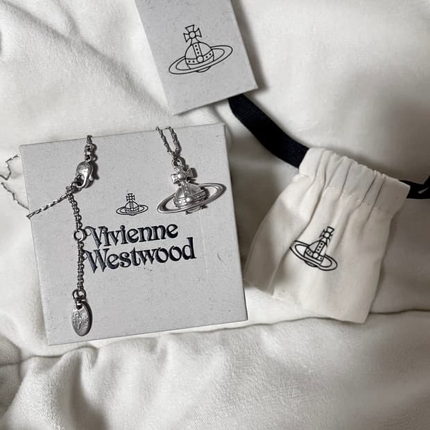 비비안웨스트우드 수지 펜던트 목걸이 실버