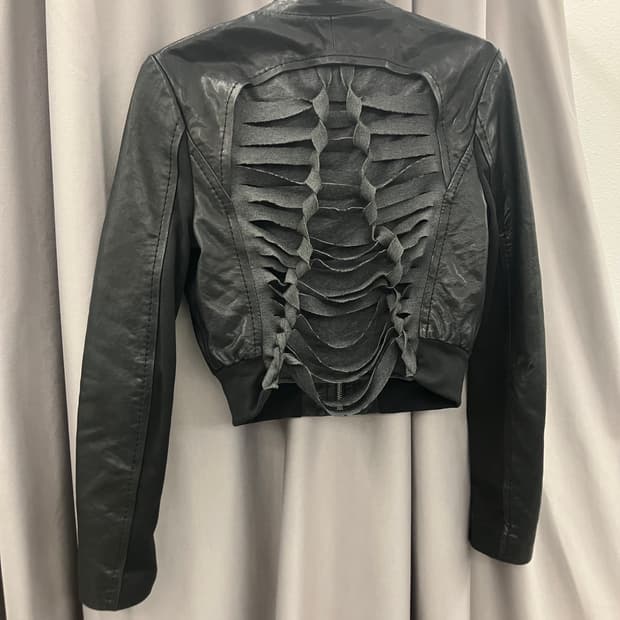 백 패널 트위스트 컷아웃 레더 자켓 