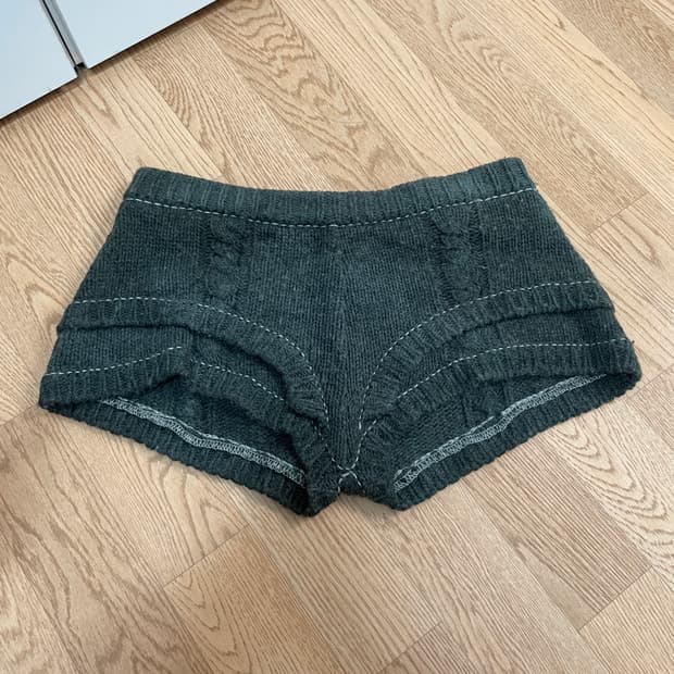 울리카상투스 니트쇼츠.. 제가 염색한거라 스티치가 있음