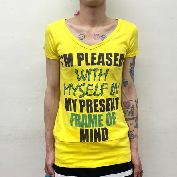 Glossy lettering yellow T-shirt 
