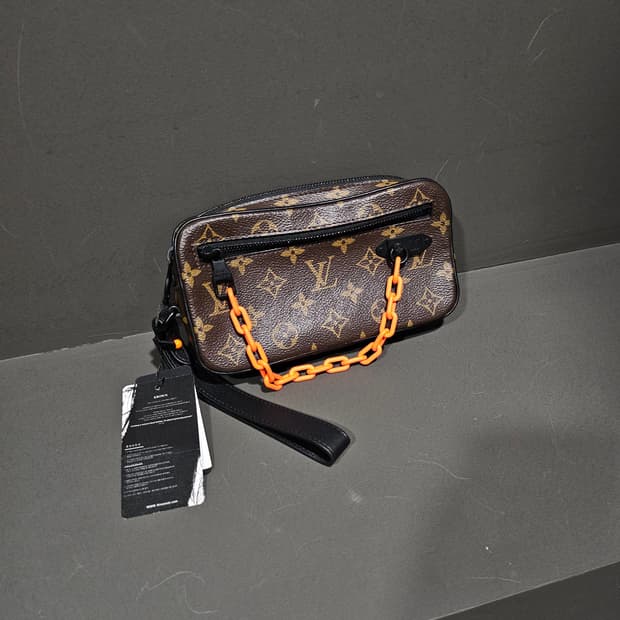 루이비통 버질아블로 모노그램 볼가 스트랩 클러치백