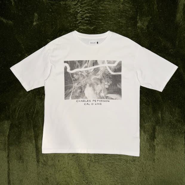 [L] CAR O LINE 칼오라인 X 찰스 피터슨 포토 티셔츠 화이트