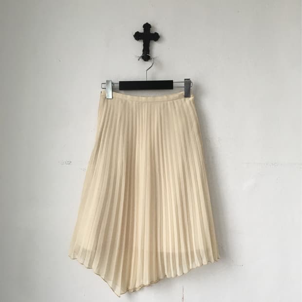 Pleats unbalanced skirt