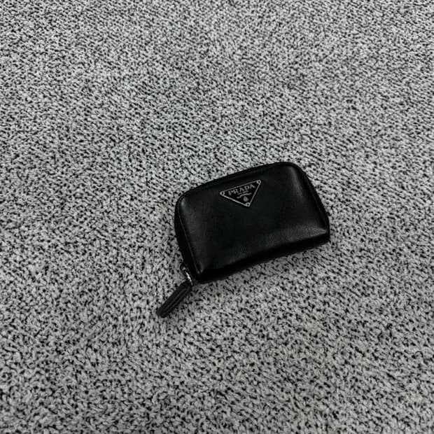 프라다 사피아노 삼각로고 지퍼 키지갑