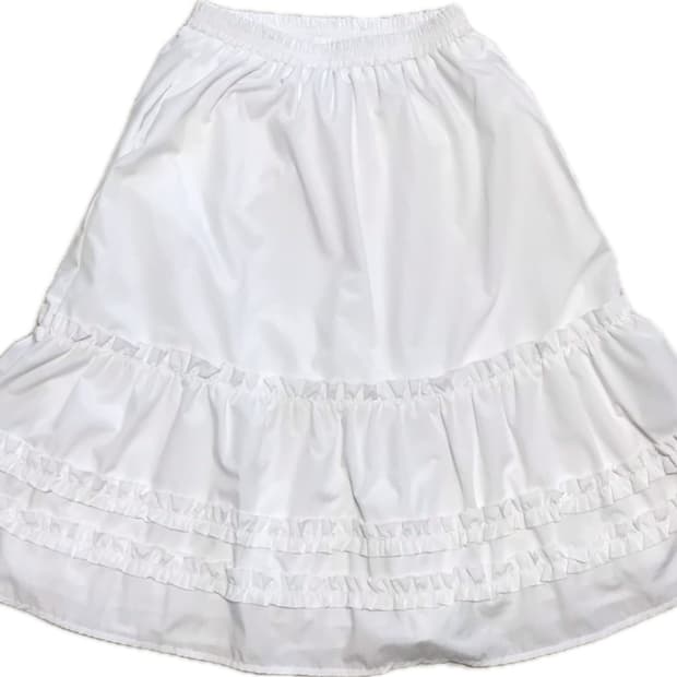 화이트 프릴스커트