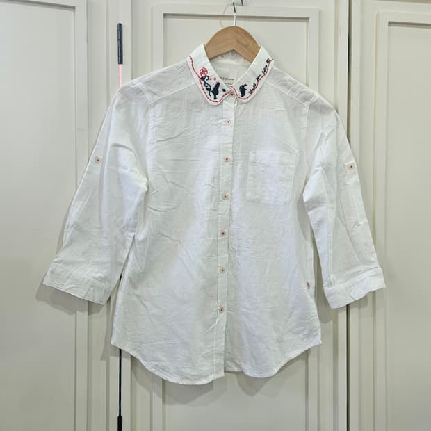 agplus 화이트 자수 카라 셔츠