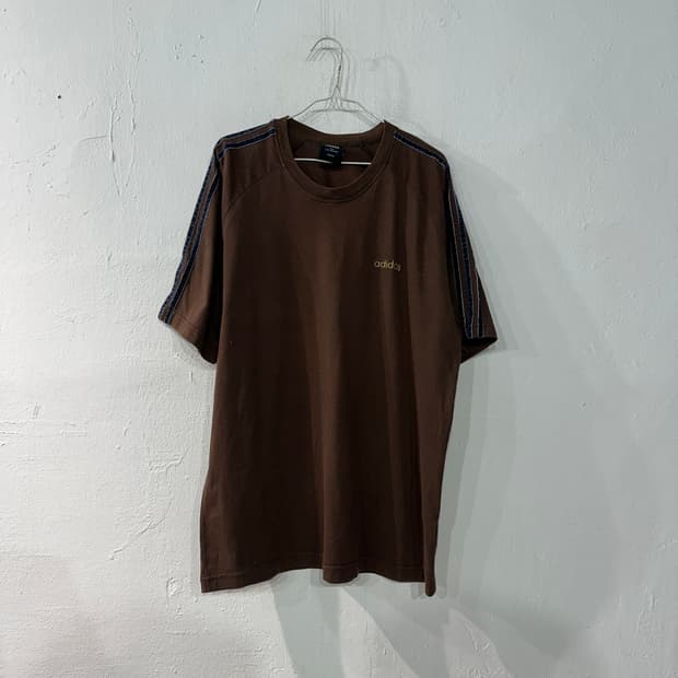 아디다스 브라운 삼선 반팔티 110
