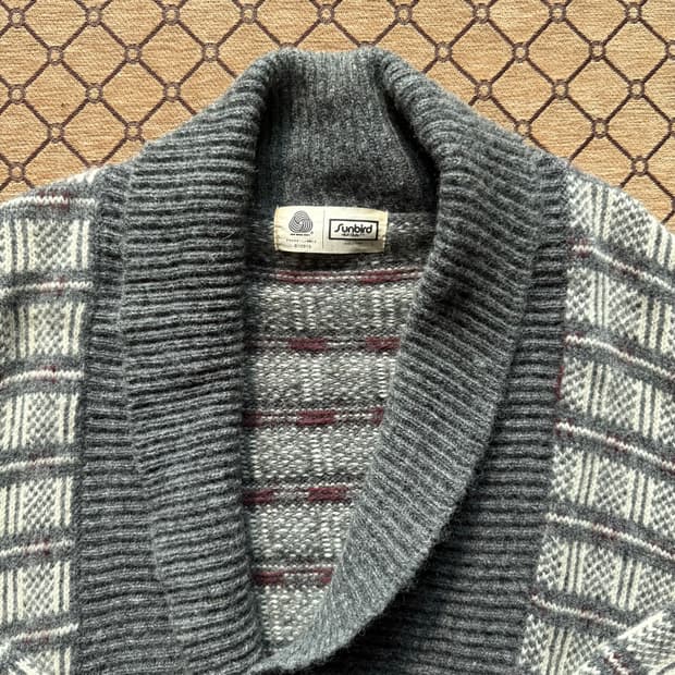 그레이 버튼 디테일 니트 가디건