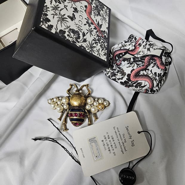 
구찌 크리스털 및 펄 디테일의 벌 모양 브로치
