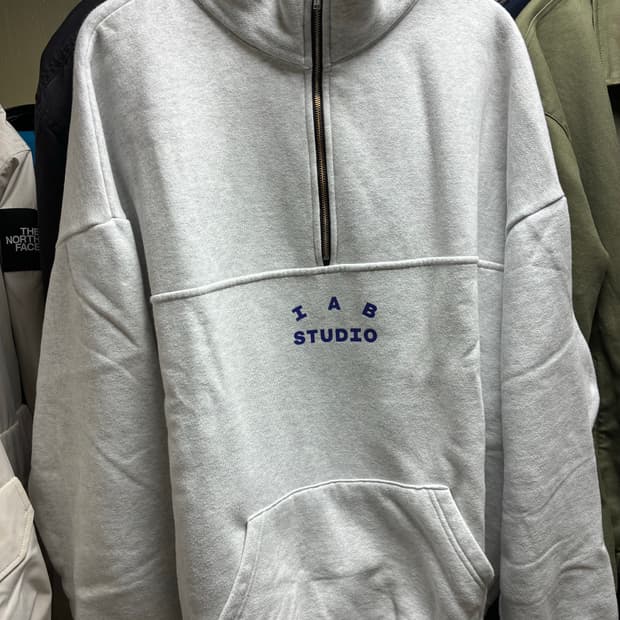 아이앱 스튜디오 하프 집업 라이트 그레이