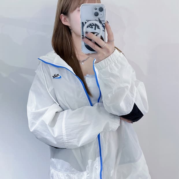 나이키 화이트 스우시 바람막이