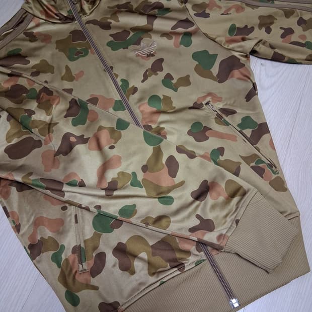 아디다스 오리지널스 파이어버드 카모 트랙탑 져지 (카모 플라주 에디션)