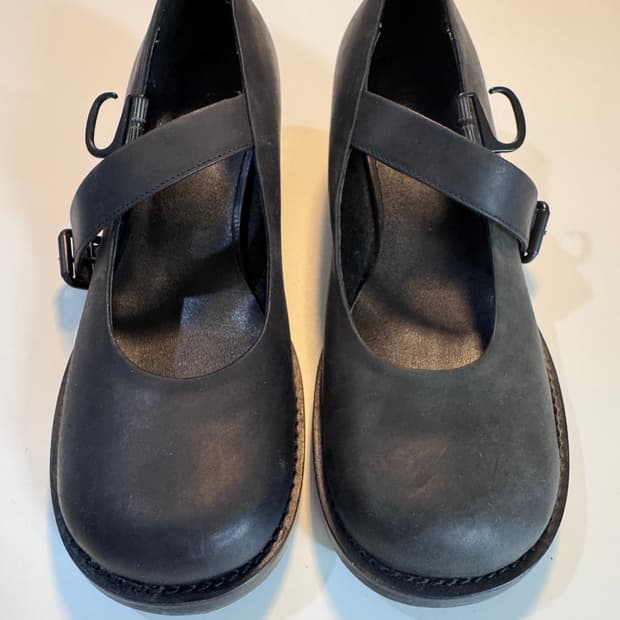 아모멘토 round toe strap pumps 판매합니다