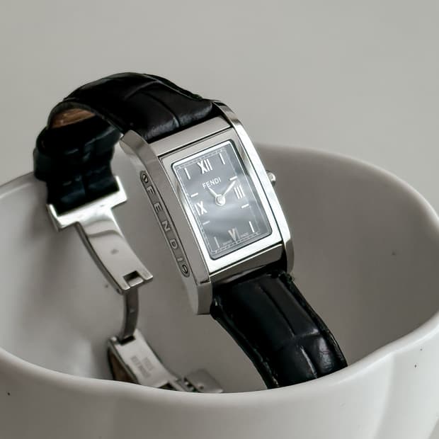 펜디 스퀘어 블랙 다이얼 시계