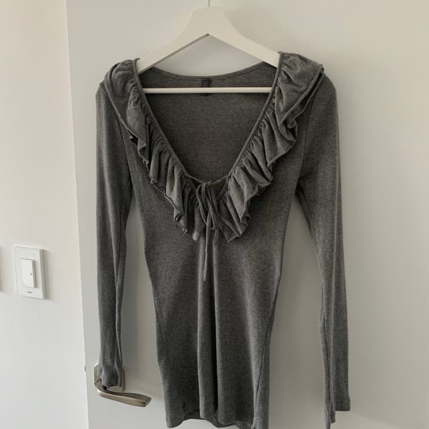 그레이 프릴 슬리브