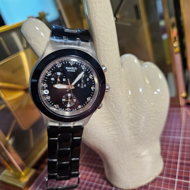 스와치 아이러니  블랙 크로노그래프 시계
