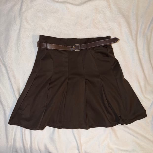 [새상품] H&M / 벨티드 플리츠 미니 스커트(다크 브라운)