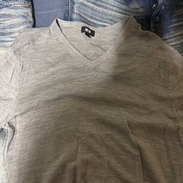 유니클로 브이넥 니트 그레이