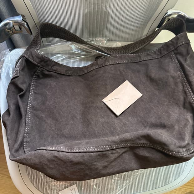 타이가 타카하시 뉴스보이백 머드다이드 브라운