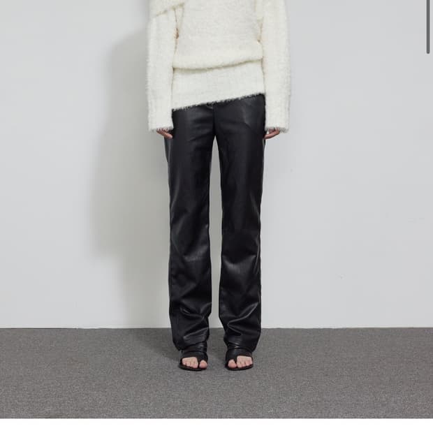 보헤미안서울 오프숄더 부클 니트