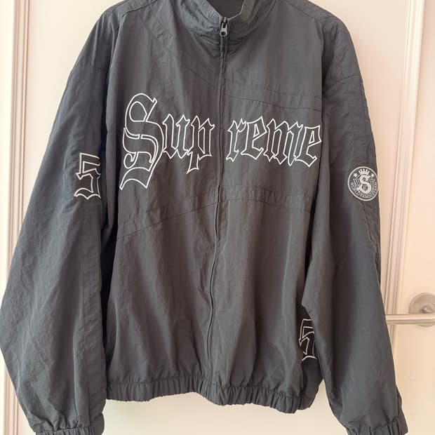 슈프림(Supreme) 올드 잉글리쉬 트랙자켓 XL -25SS