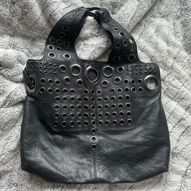 지방시 아일렛 스터드 백