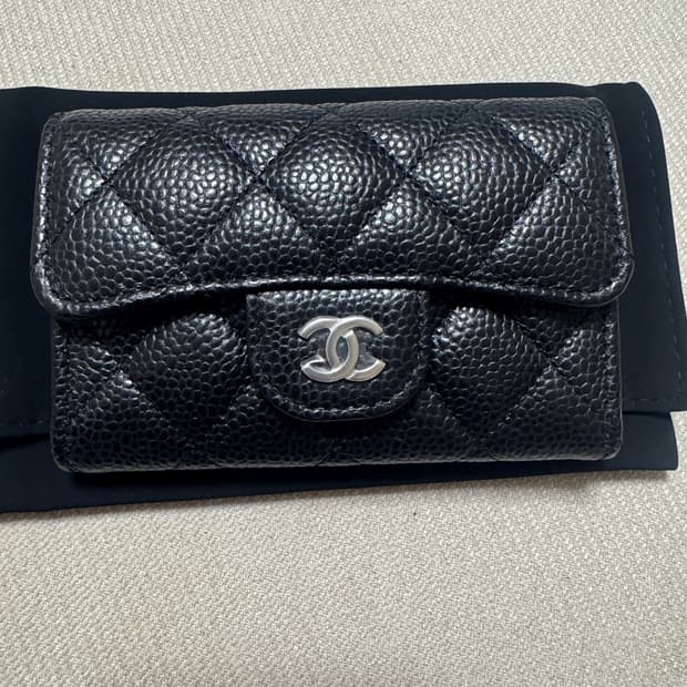 샤넬 클래식 똑딱이 카드지갑 은장 내장칩 새제품 AP0214