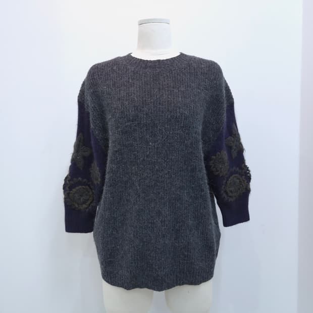 앙고라 자수 소매 차콜 배색 루즈핏 니트