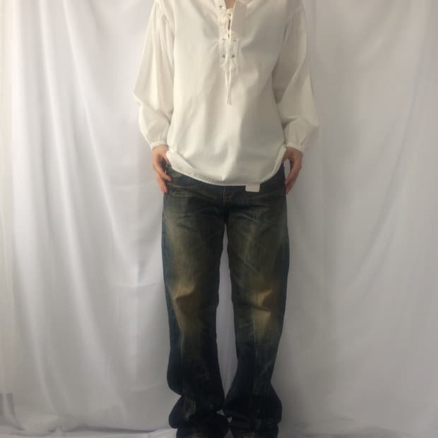 Lace up point sleeve
