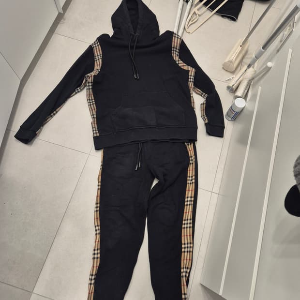 버버리 트레이닝 상의 하의 세트로 팝니다