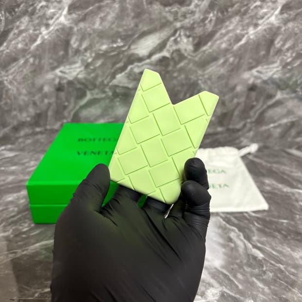 [새상품] 보테가베네타 실리콘 카드 케이스 카드지갑