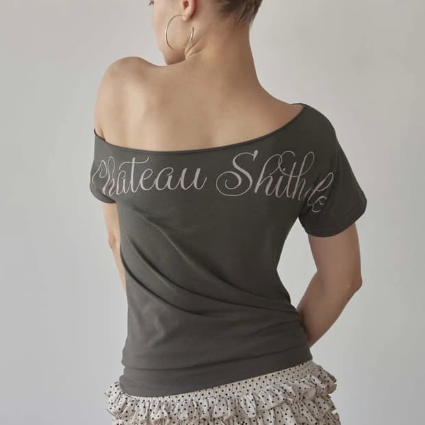 스컬프터 Chateau Shithole Tie Tee Charcoal
