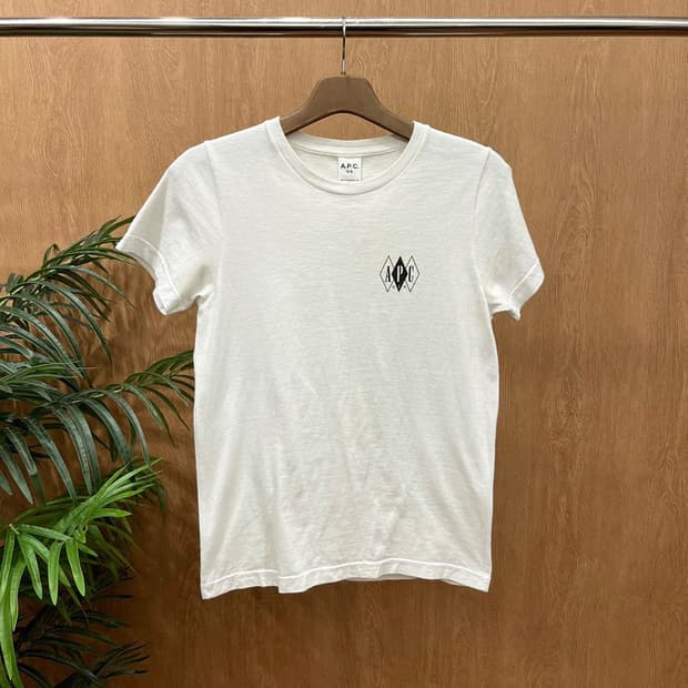 아페쎄 반팔 티셔츠 로고 프린팅 라운드넥 무지 디테일 레귤러핏 화이트