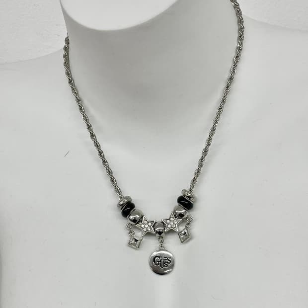 게스 로고 드롭 큐빅 네크리스