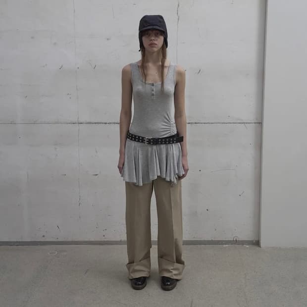 FRILL SLEEVELESS TOP (GREY)