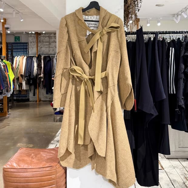 비비안웨스트우드 베이지 리본 트램프 코트