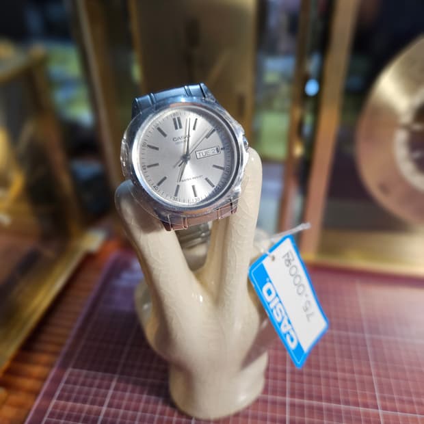 카시오 엔틱 메탈 손목시계 흰판 데이, 데이트 미사용 새제품