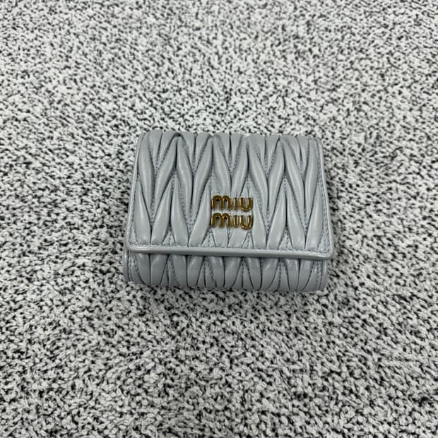 [새상품급] 미우미우 스몰 마테라쎄 나파 가죽 지갑