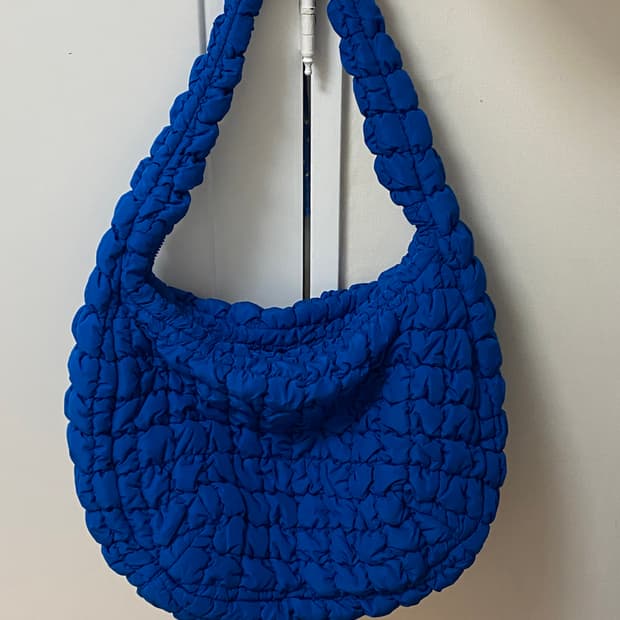 Cos 오버사이즈 퀼티드 백 - 블루 색상