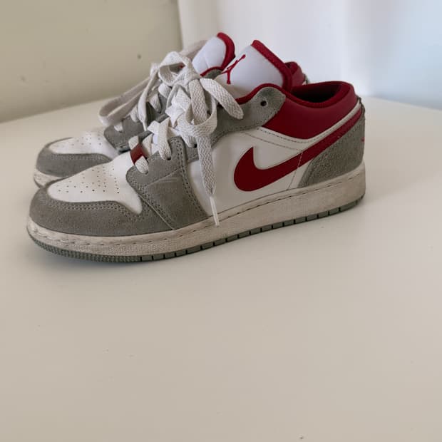 조던(JORDAN) 1 로우 라이트 스모크 그레이