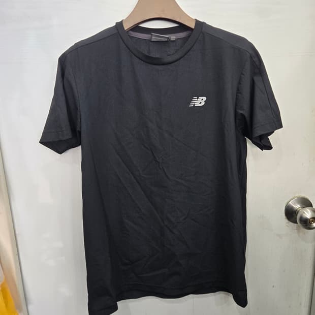 95,M )) New balance 뉴발란스 반팔티셔츠! 깔끔한 디자인~