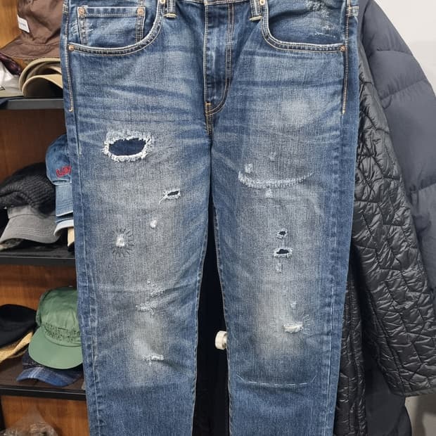 Levi's 레귤러 테이퍼드 디스트로이드진 34~35size 상태좋음