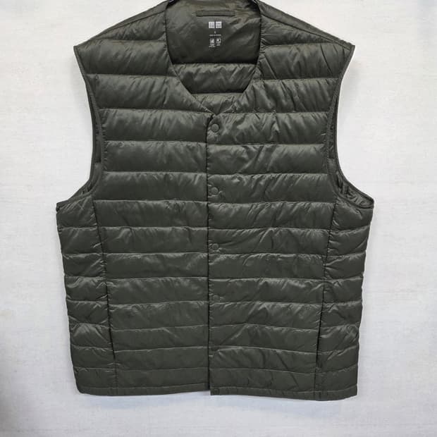 유니클로 경량패딩 조끼 L 카키 