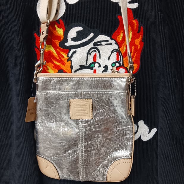 코치 실버 메탈 탄스윙팩 크로스바디