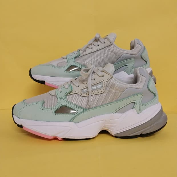 여성 아디다스 오리지널 팔콘 운동화 (240)