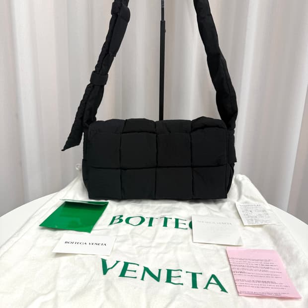 [백화점/ 정품] 보테가베네타 패딩 테크 카세트백 블랙