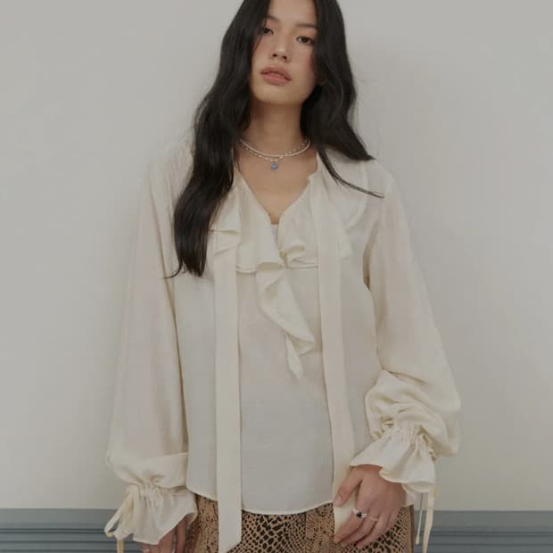 로이로이 타이 셔링 블라우스 아이보리